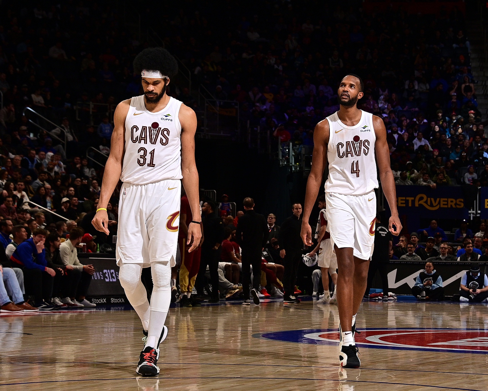 轮番轰炸！贾勒特·阿伦单臂空接 随后莫布里突破暴扣打停黄蜂