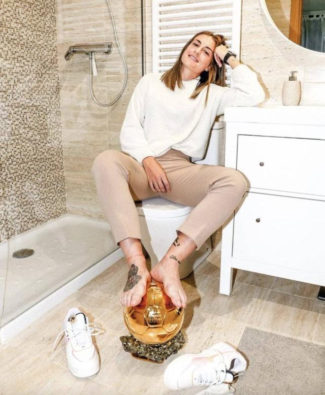 哈维:梅西拿金球奖是足球的正义,不排除执教女足