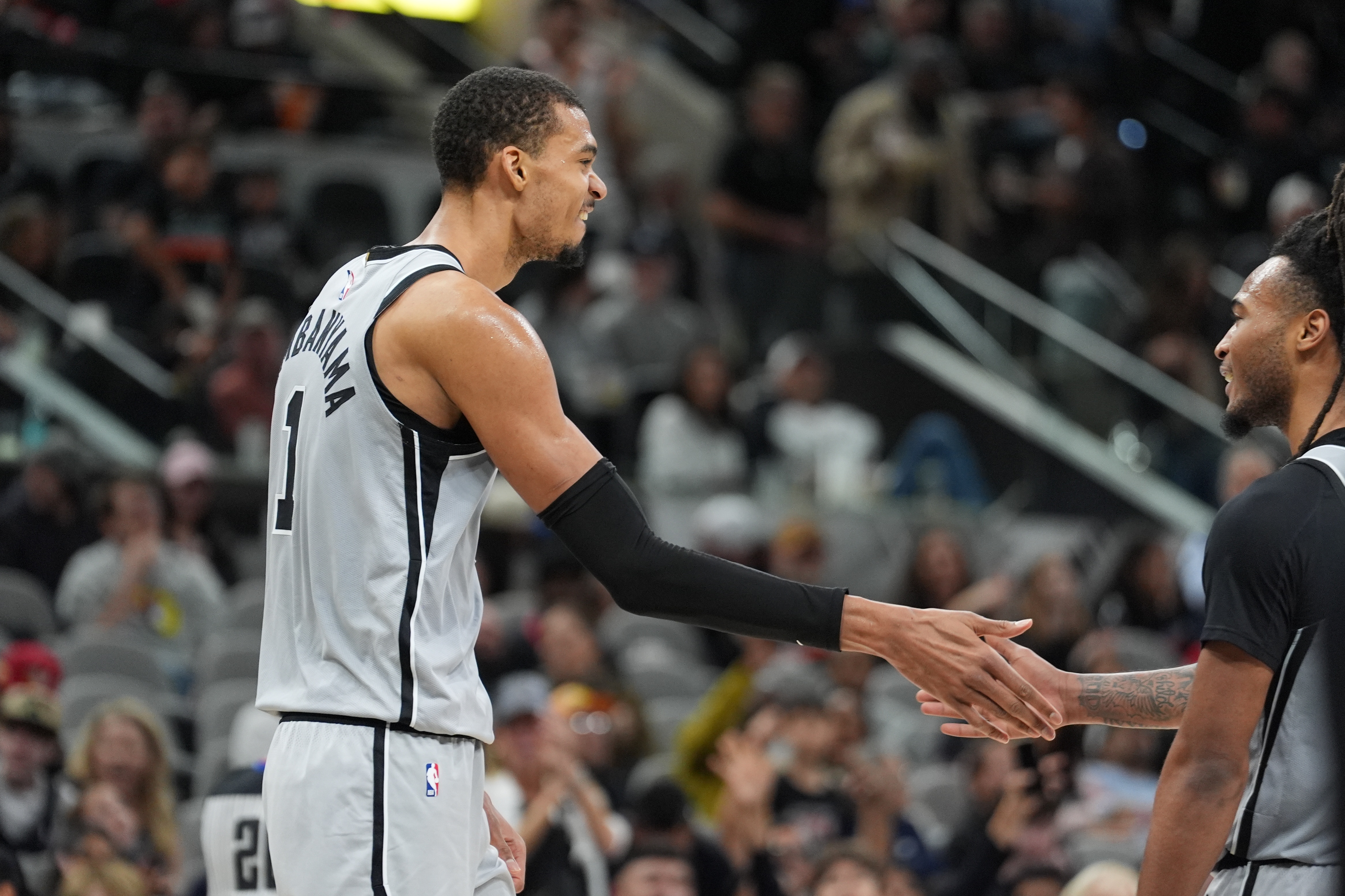 开云体育官网登录-米奇:文班移动&防守站位都很好 他看起来状态很不错